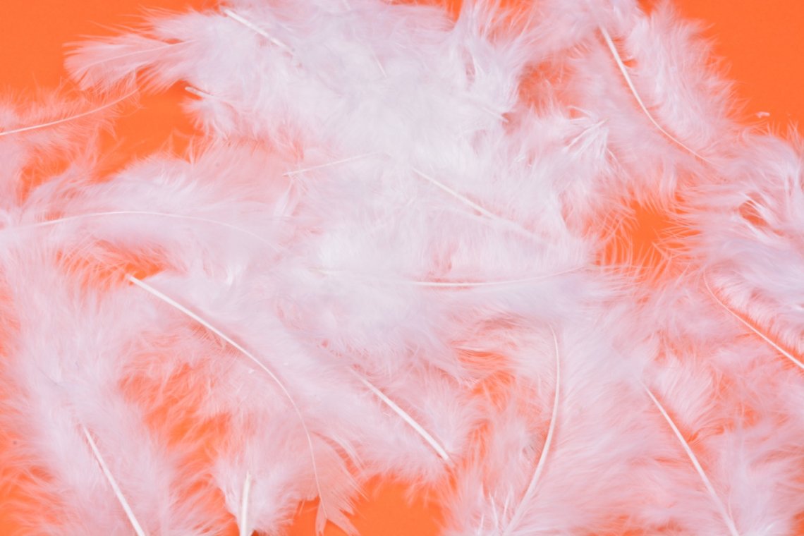 Peří ozdobné délka 5-9cm balení 7g