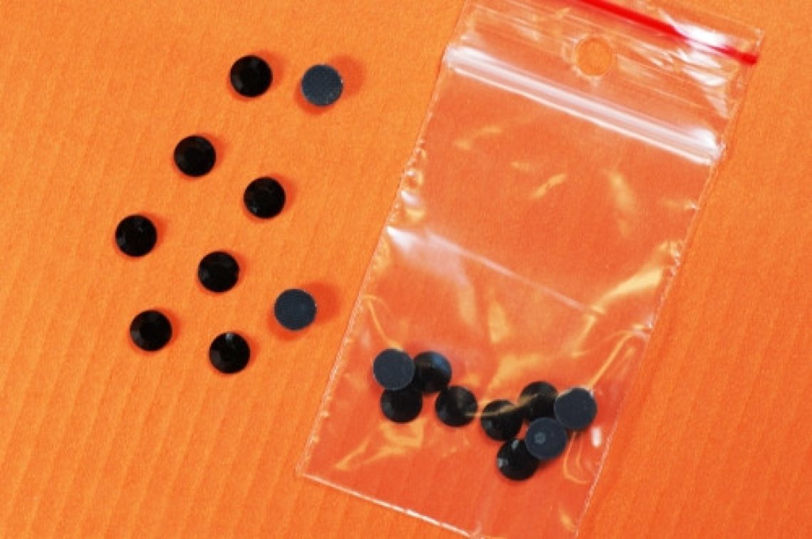 Nažehlovací Hot-fix 12 vel. 6mm bal.1g černá