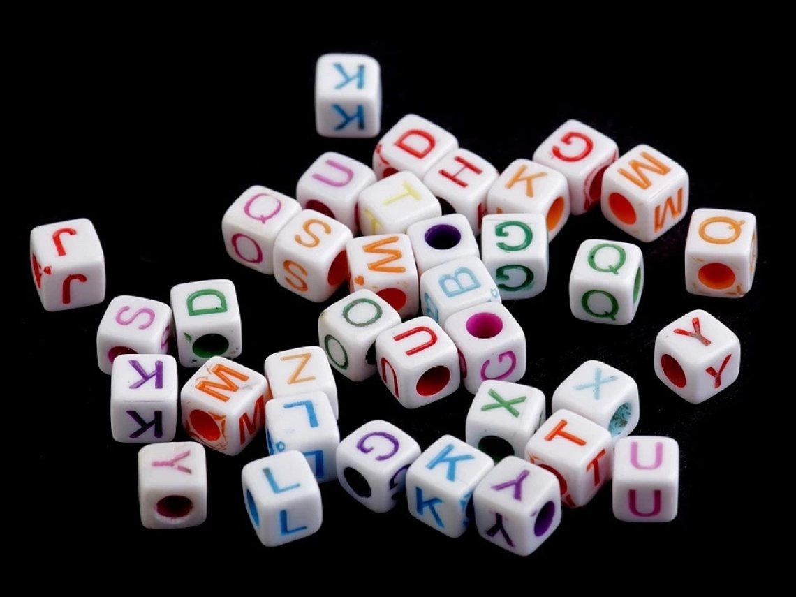 Korálky s písmenky + gumička