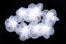 Květ šifon s perličkami vel.30mm bílá