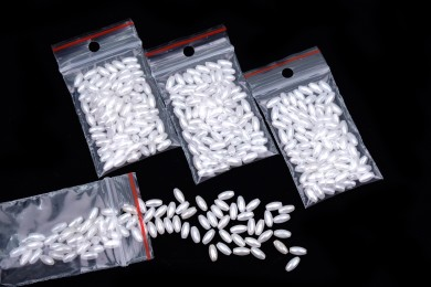 Korálky plastové PERL bílé oválné vel.8mm balení 5g